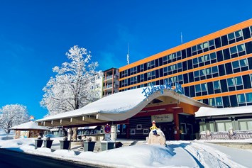 Kinderhotel: Hotelauffahrt-Winter
 - Feldberger Hof