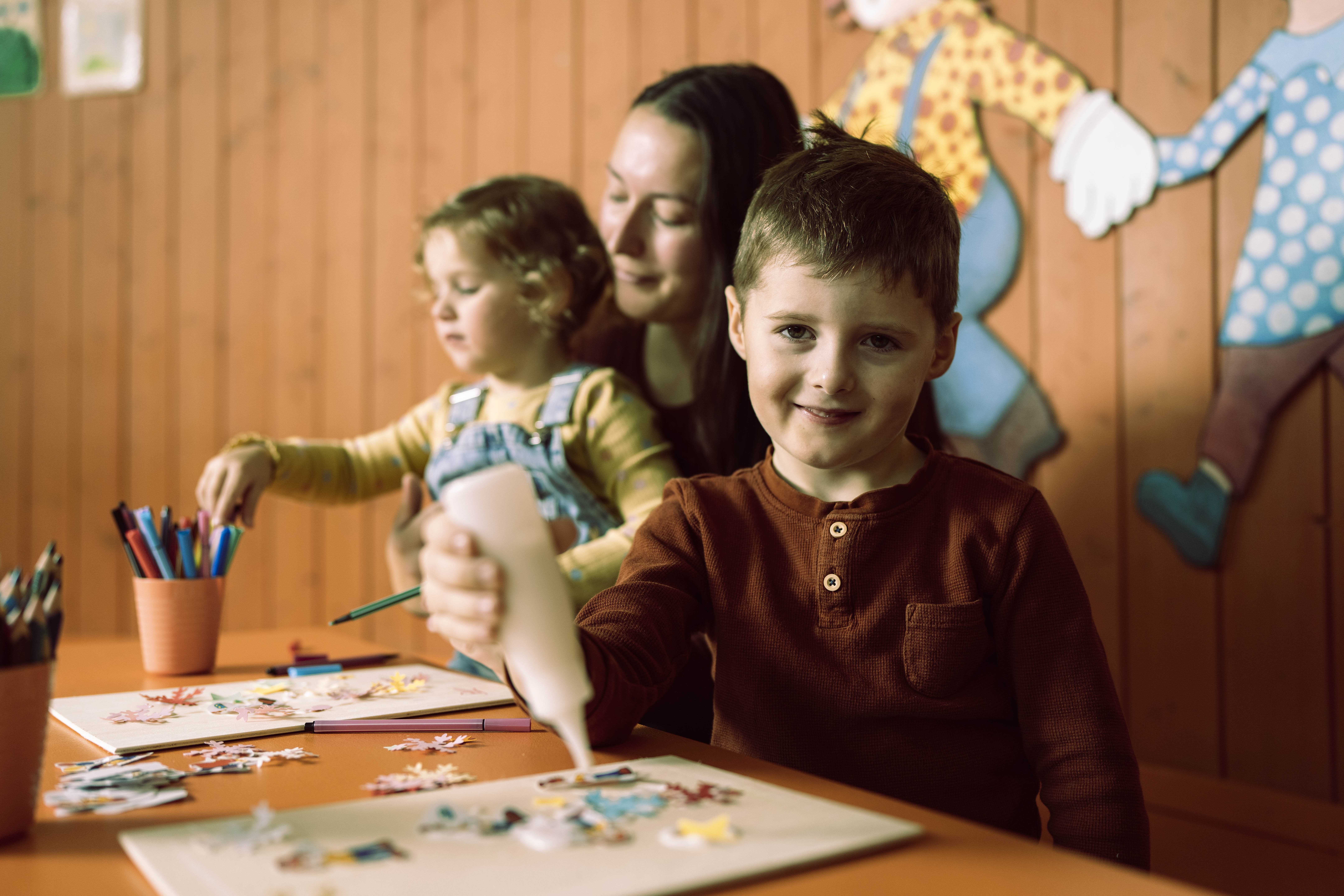 Kinderhotel: Kinderanimation am Basteln mit den Eltern - Feldberger Hof