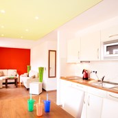Familienhotel: Küche und  Wohnbereich Premium 4 Raum Appartement Storchennest - Hotel Storchen Spa & Wellness