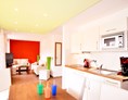 Kinderhotel: Küche und  Wohnbereich Premium 4 Raum Appartement Storchennest - Hotel Storchen Spa & Wellness
