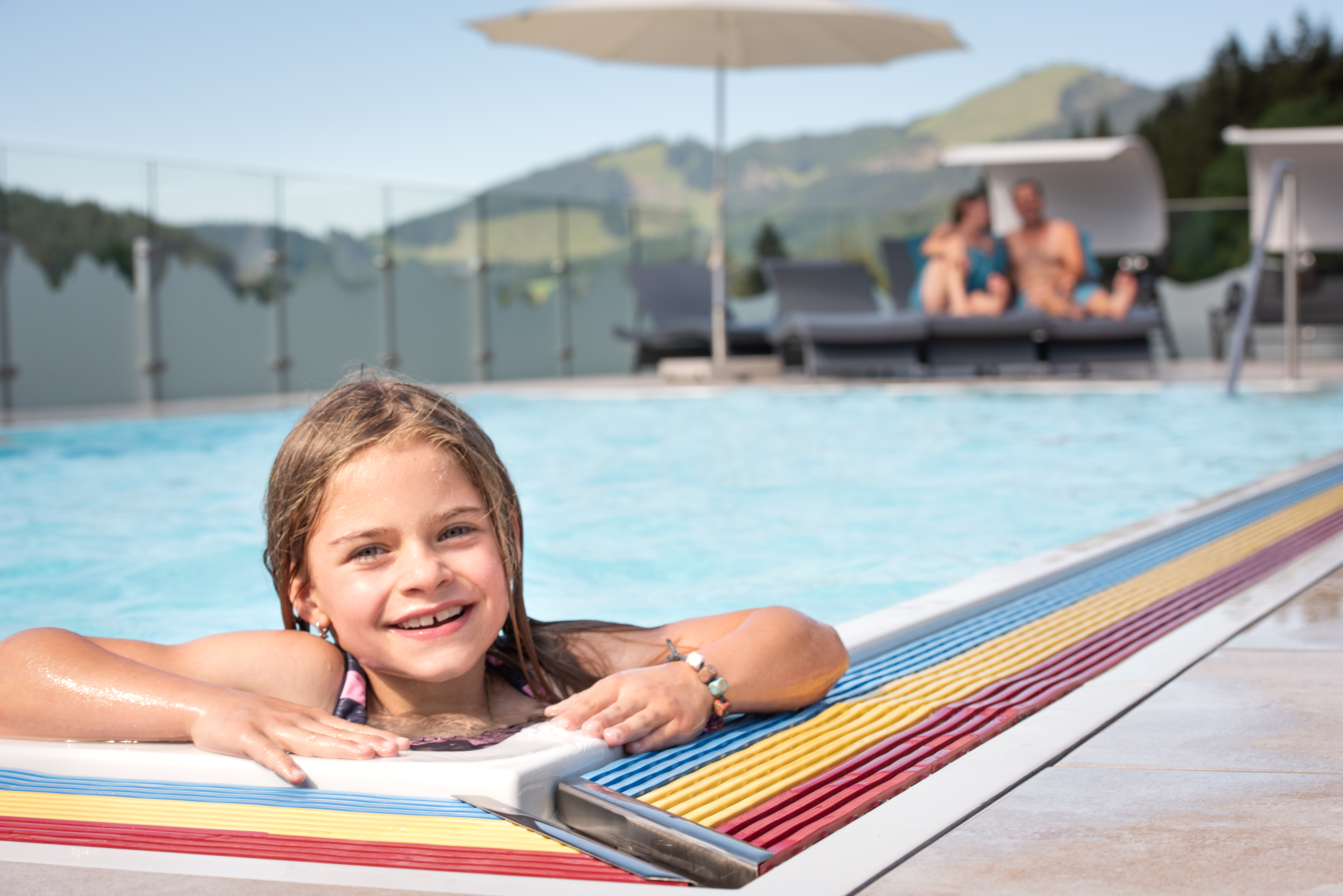 Kinderhotel: Aussenpool mit Liegewiese - Du-Familotel Krone - Wasser | Wellness
