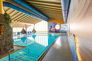 Kinderhotel: Hallenbad mit separatem Kinder-, Babybecken und Whirlpool - Familotel Spa & Familien-Resort Krone