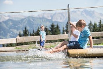 Kinderhotel: Froschis Wasserpark im Außengelände - Familotel Allgäuer Berghof