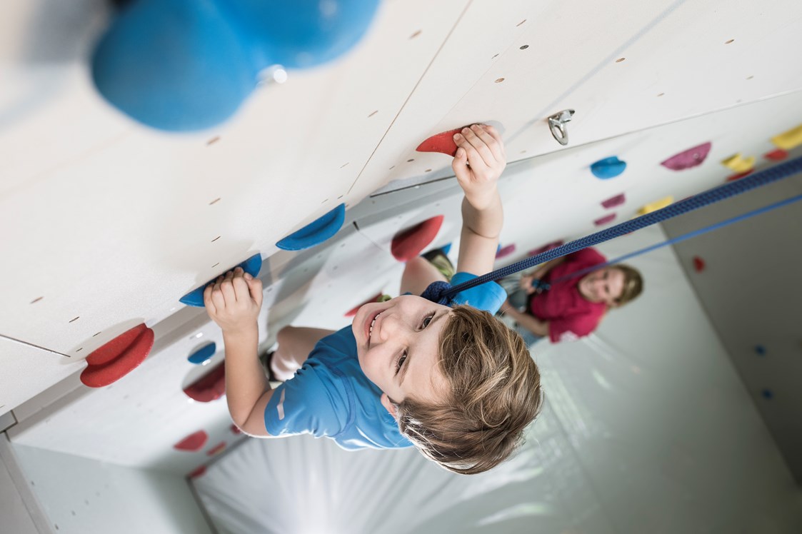 Kinderhotel: Bouldergrotte in unserer Multifunktions-Sporthalle - Familotel Allgäuer Berghof
