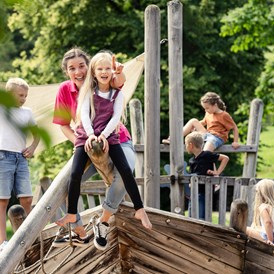 Kinderhotel: Piratenschiff im Außengelände - Familotel Allgäuer Berghof