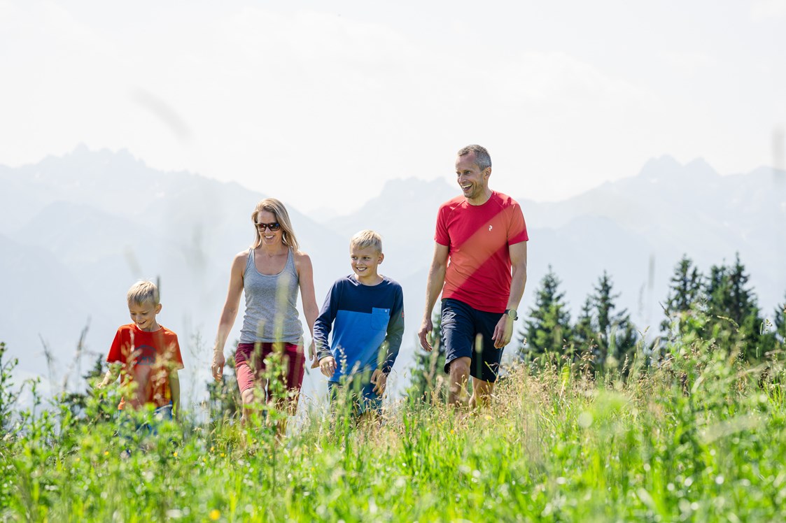 Kinderhotel: Familienwanderung in der Hotelumgebung - Familotel Allgäuer Berghof