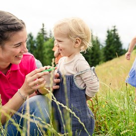 Kinderhotel: Natur entdecken mit der Kinderbetreuung - Familotel Allgäuer Berghof