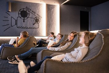Kinderhotel: Spannende Kinoabende im Hauseigenen Guck-Mal-Treff - Familotel Allgäuer Berghof