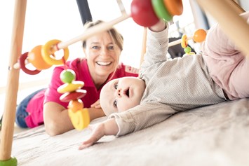 Kinderhotel: Betreuung für Babys von professionellem Personal - Familotel Allgäuer Berghof