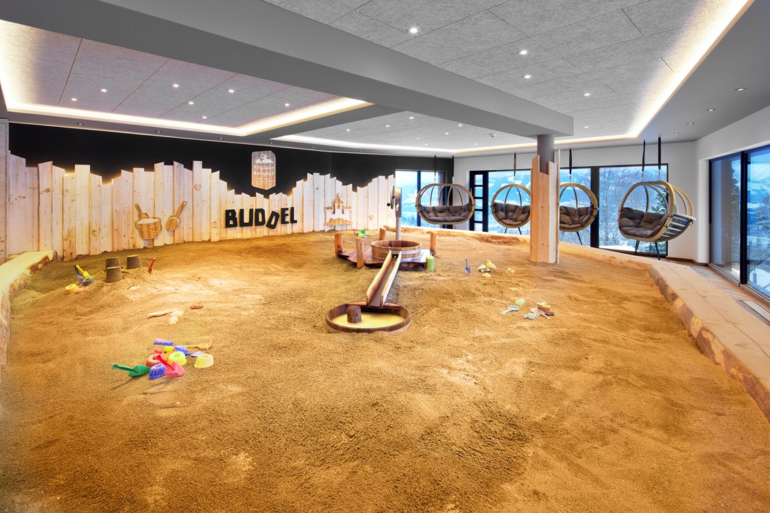 Kinderhotel: Sandburgen bauen im Indoor-Sandkasten Buddel - Familotel Allgäuer Berghof