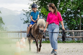 Kinderhotel: Reiten auf unserem Ponyhof - Familotel Allgäuer Berghof