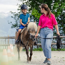Kinderhotel: Reiten auf unserem Ponyhof - Familotel Allgäuer Berghof