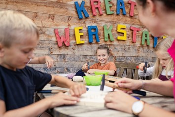 Kinderhotel: Basteln in unserer Kreativwerkstatt - Familotel Allgäuer Berghof