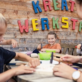 Kinderhotel: Basteln in unserer Kreativwerkstatt - Familotel Allgäuer Berghof