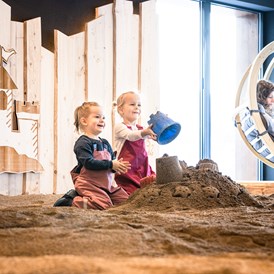 Kinderhotel: Sandarchitekten im Indoor-Sandkasten Buddel - Familotel Allgäuer Berghof