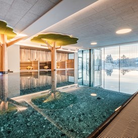 Kinderhotel: Badelandschaft im Hauseigenen Schwimmbad - Familotel Allgäuer Berghof