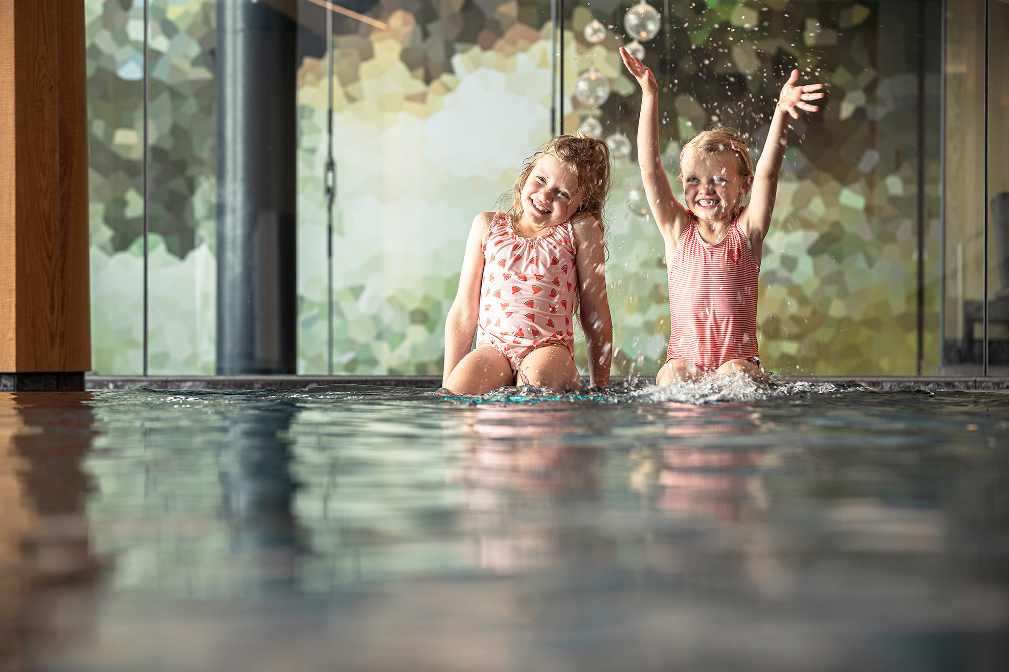 Kinderhotel: Helles und familienfreundliches Schwimmerbecken - Familotel Allgäuer Berghof