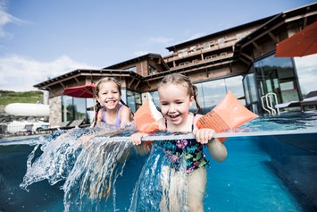 Kinderhotel: Badespaß das ganze Jahr über - Familotel Allgäuer Berghof