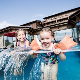 Kinderhotel: Badespaß im beheizten Außenschwimmbad - Familotel Allgäuer Berghof