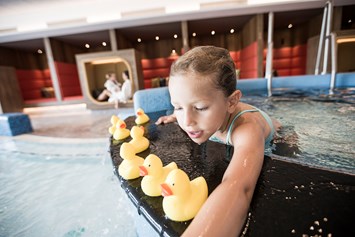 Kinderhotel: Kleinkind-Badelandschaft im Hotel-Schwimmbad - Familotel Allgäuer Berghof