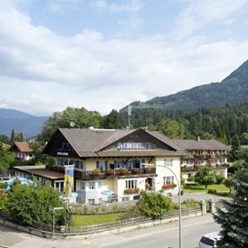 Kinderhotel: Unser Haus, umgeben von schönen Wäldern - Hotel Leiner