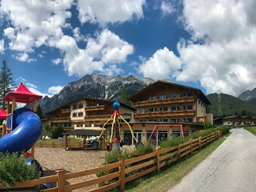 Kinderhotel: Laerchenhof Aussenansicht  - Kinderhotel Lärchenhof