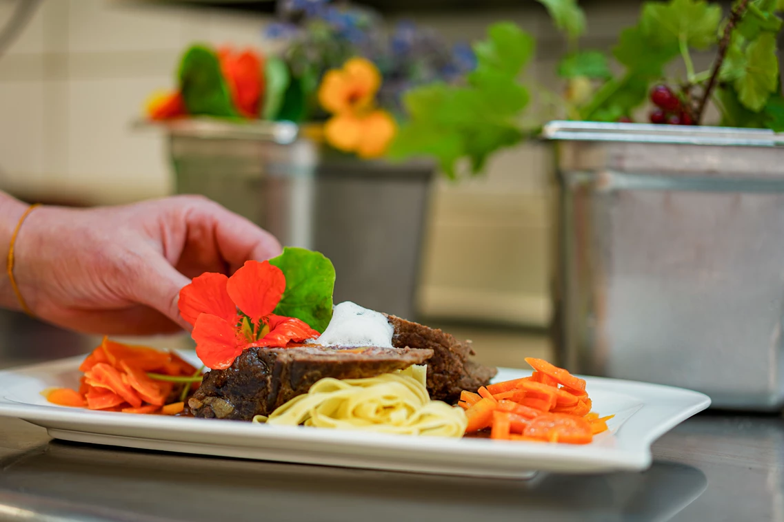 Kinderhotel: Rinderbraten vom Holzleitner Almochs - Kinderhotel Lärchenhof