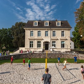 Kinderhotel: Schloss Leizen und unser Beachvolleyballplatz. - Germany For Kids Kinderferienhotel Schloss Leizen