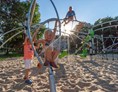 Kinderhotel: Kinder spielen auf unserem anspruchsvollen Klettergerüst - Germany For Kids Kinderferienhotel Schloss Leizen