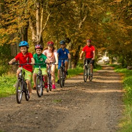 Kinderhotel: Bei Germany For Kids Fahrradtouren benutzen wir die zahlreichen Rad- und Feldwege der Region - Germany For Kids Kinderferienhotel Schloss Leizen