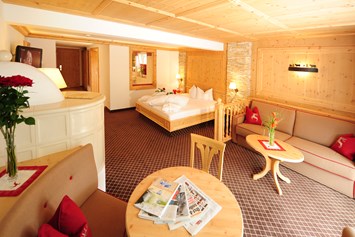 Kinderhotel: Großes Zimmer mit Doppelbett und Wohnbereich - Alpenhotel Kindl