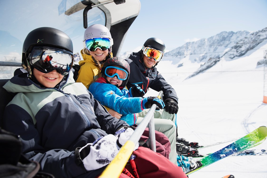 Kinderhotel: Familie beim Skifahren - Alpenhotel Kindl