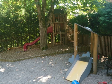 Kinderhotel: Kinderspielplatz mit Sandkasten,Schaukeln,Rutschen,PingPong,Traktor,...... - Das Hopfgarten Familotel Tirol