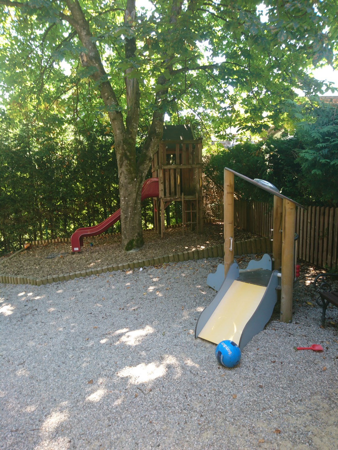 Kinderhotel: Kinderspielplatz mit Sandkasten,Schaukeln,Rutschen,PingPong,Traktor,...... - Das Hopfgarten Familotel Tirol