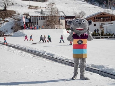 Kinderhotel: Übungswiese direkt vor dem Hotel - Das Hopfgarten Familotel Tirol