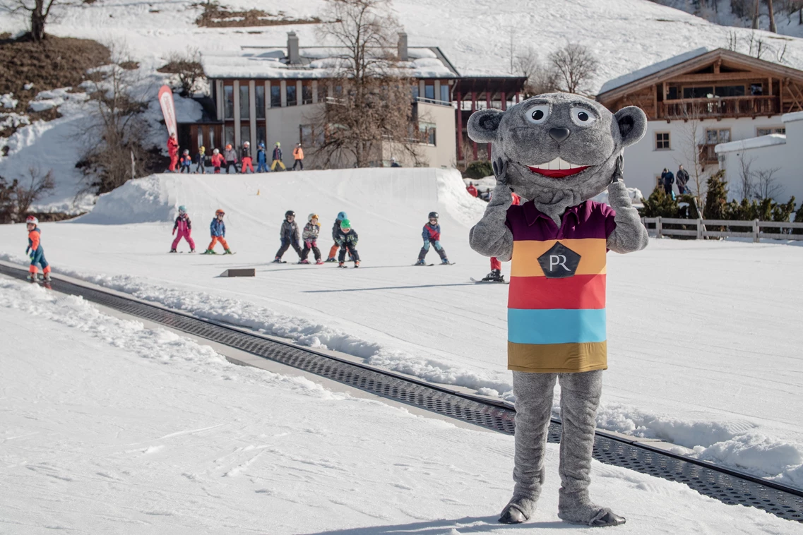 Kinderhotel: Übungswiese direkt vor dem Hotel - Das Hopfgarten Familotel Tirol