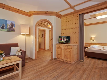 Kinderhotel: Appartement - Zirbenholz - Das Hopfgarten Familotel Tirol