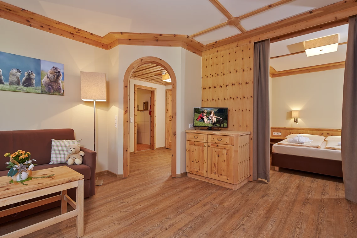 Kinderhotel: Appartement - Zirbenholz - Das Hopfgarten Familotel Tirol