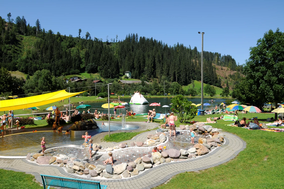 Kinderhotel: Badesee - Das Hopfgarten Familotel Tirol