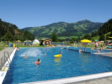 Kinderhotel: Badesee - Das Hopfgarten Familotel Tirol