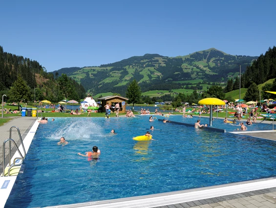 Kinderhotel: Badesee - Das Hopfgarten Familotel Tirol