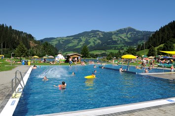 Kinderhotel: Badesee - Das Hopfgarten Familotel Tirol