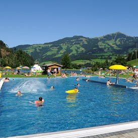 Kinderhotel: Badesee - Das Hopfgarten Familotel Tirol
