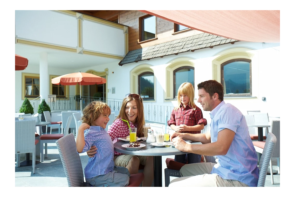 Kinderhotel: Terrasse - Das Hopfgarten Familotel Tirol