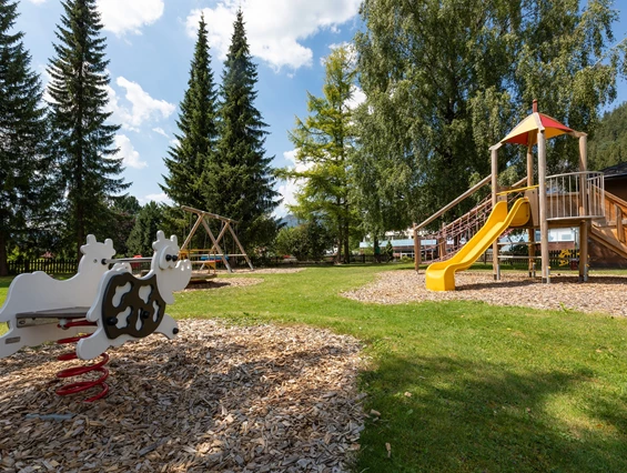 Kinderhotel: Kinderspielplatz außen - Hotel-Restaurant Grimmingblick