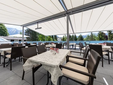 Kinderhotel: Terrasse - Hotel-Restaurant Grimmingblick