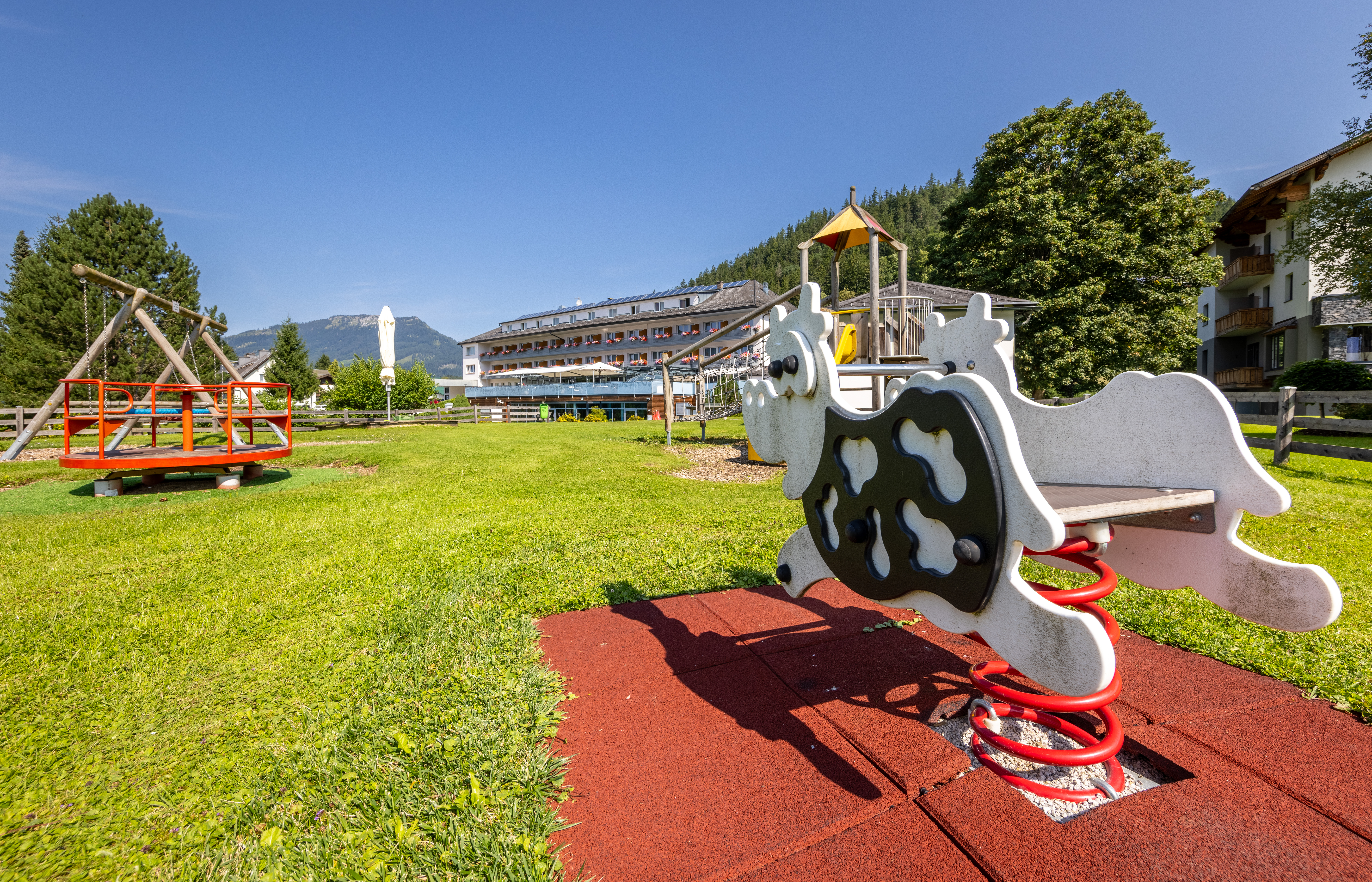 Familienhotel - Garten - Inzersdorf im Kremstal - Spielplatz Hotel Grimmingblick - Hotel-Restaurant Grimmingblick