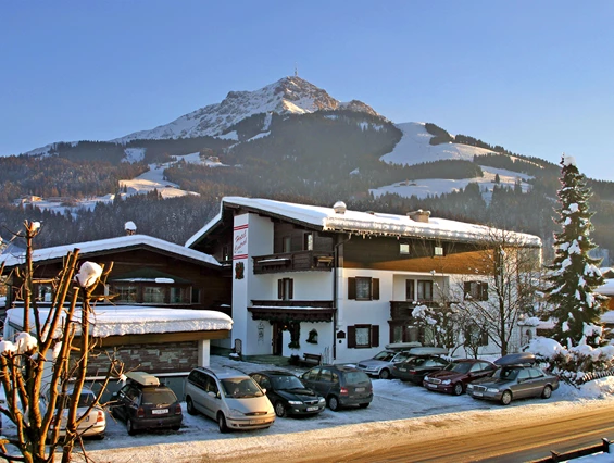 Familienhotel: Familienhotel Central*** im Winter mit Ausblick auf das Kitzbüheler Horn - Familienhotel Central 