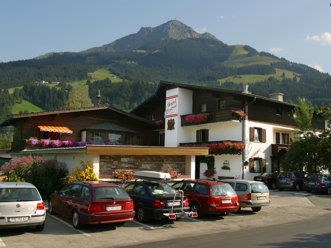 Familienhotel: Familienhotel Central*** im Sommer, das Kitzbüheler Horn im Hintergrund - Familienhotel Central 