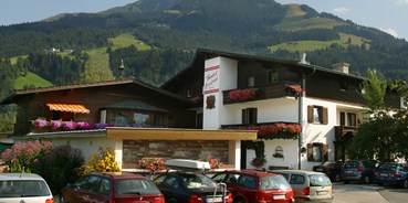 Familienhotel - PLZ 6380 (Österreich) - Familienhotel Central*** im Sommer, das Kitzbüheler Horn im Hintergrund - Familienhotel Central 
